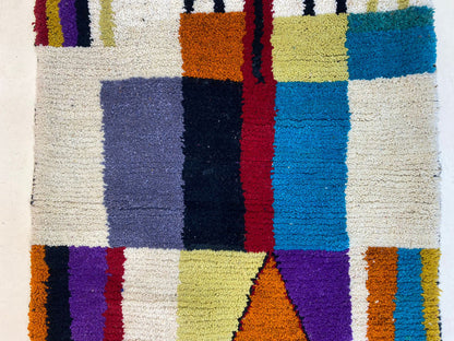 Tapis marocain unique fait main, tapis au design berbère coloré personnalisé.