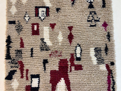 Tapis berbère coloré personnalisé, design marocain fabriqué à la main pour une décoration de style bohème.