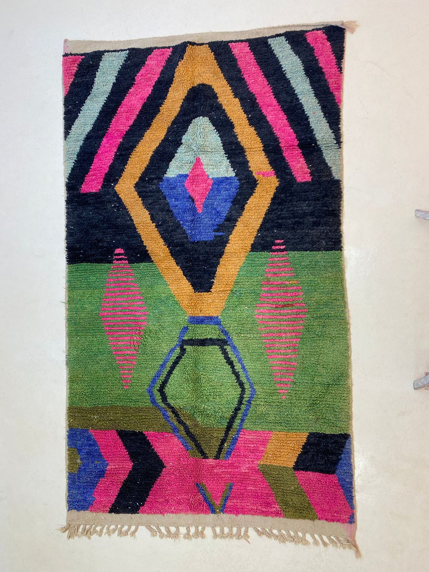 Tapis berbère marocain personnalisé, tapis coloré fait à la main.