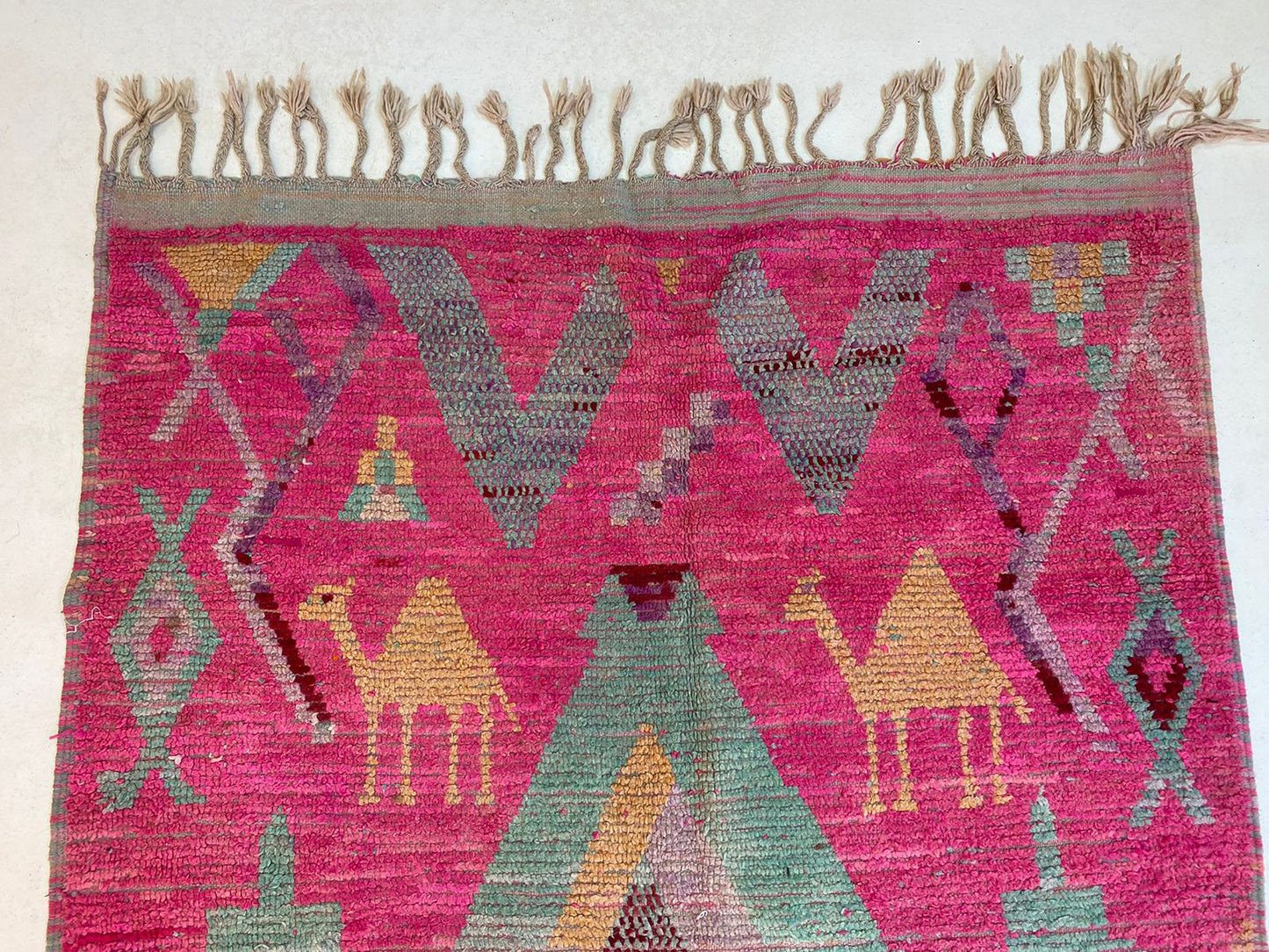 Tapis en laine marocain tissé à la main, design berbère vibrant, tapis de décoration intérieure artisanal.