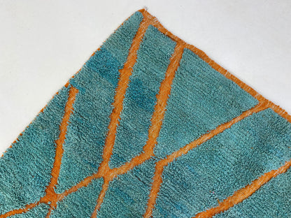 Tapis berbère marocain tissé à la main bleu sarcelle et orange, tapis en laine géométrique pour une décoration intérieure moderne.