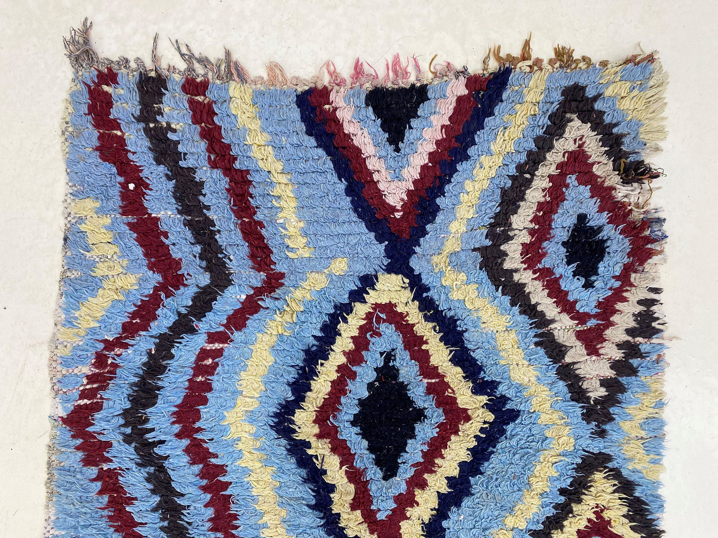 Tapis de couloir marocain unique en laine tissée à la main 3x10, long tapis à losanges colorés.