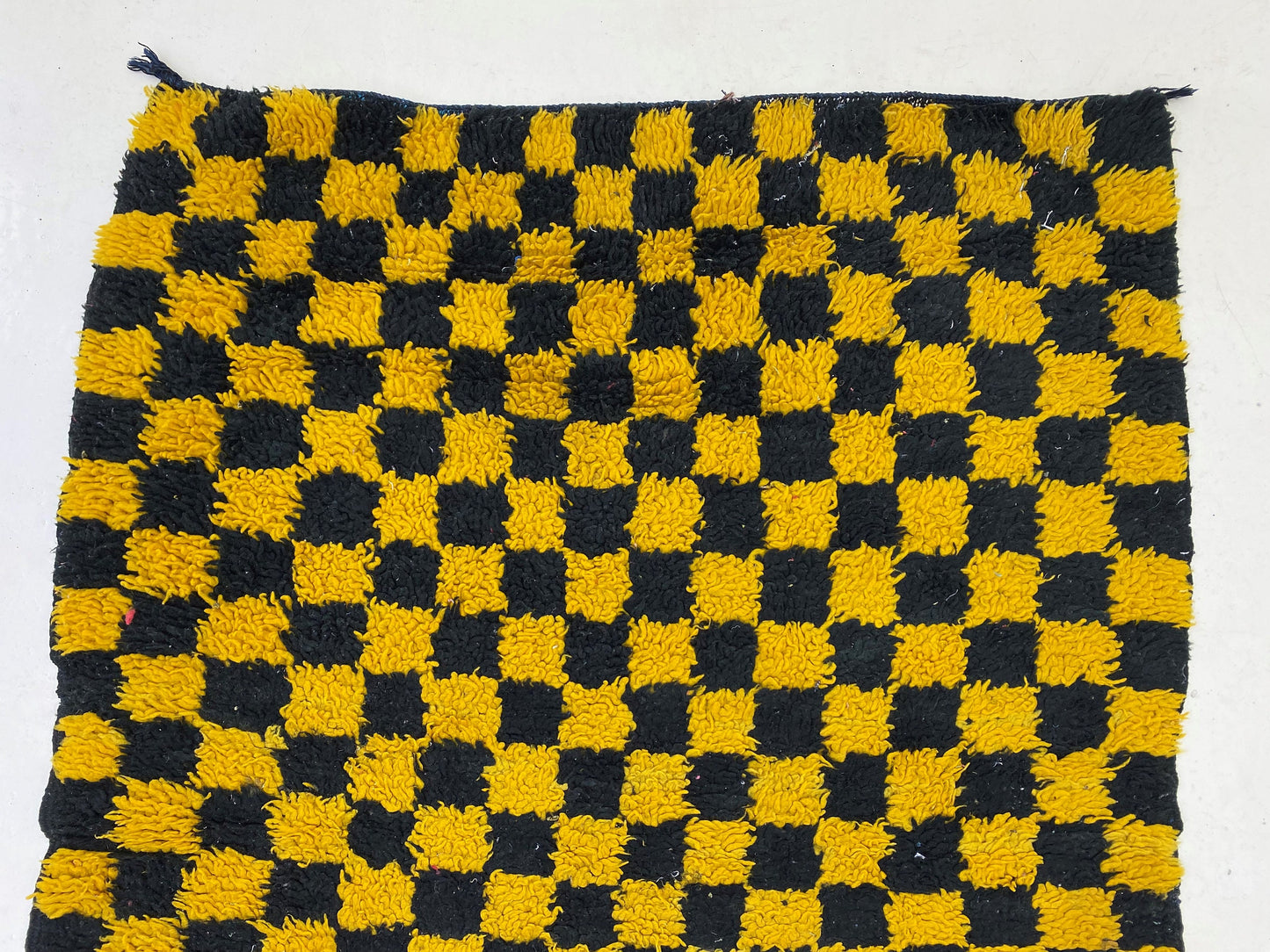 Tapis marocain à damier noir et jaune, 3x8,5.