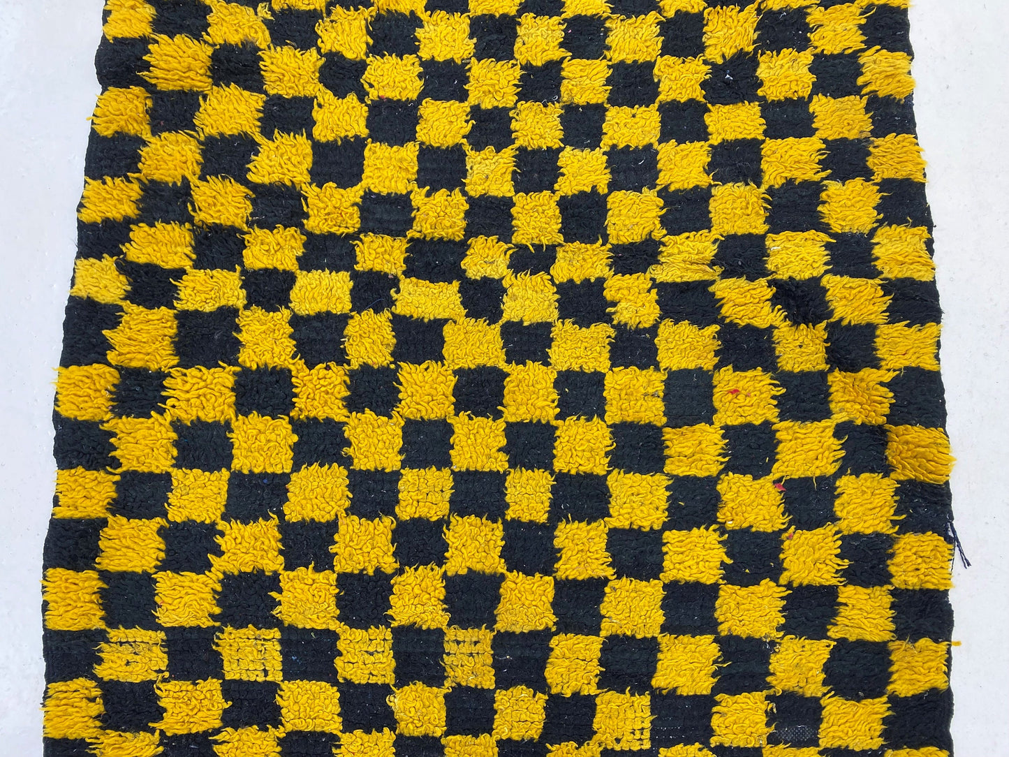 Tapis marocain à damier noir et jaune, 3x8,5.