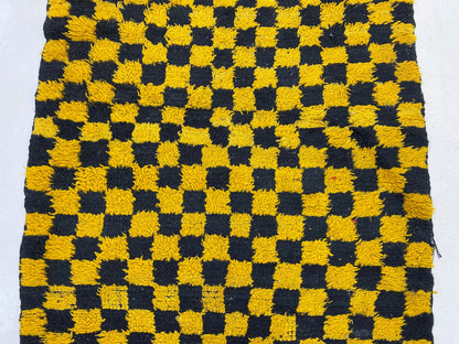 Tapis marocain à damier noir et jaune, 3x8,5.