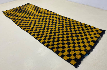 Tapis marocain à damier noir et jaune, 3x8,5.