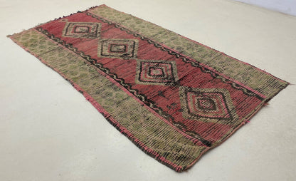 Tapis marocain vintage délavé 4x7, tapis en laine à tissage plat en forme de losange.