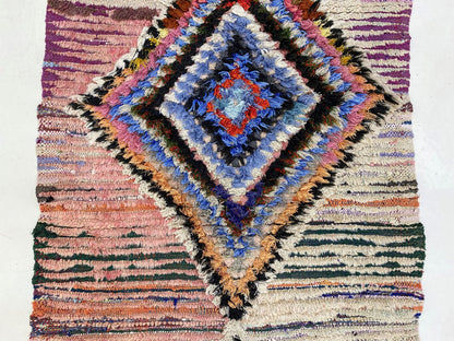 Tapis de couloir berbère marocain étroit 3x9, tapis de couloir à losanges usé depuis longtemps.