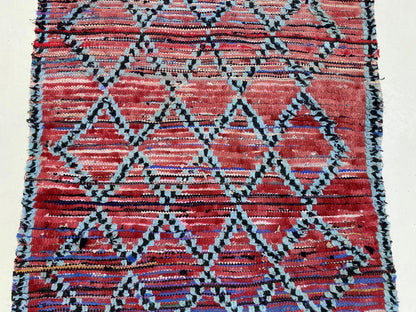 Tapis de couloir marocain rouge à grille 3x11, tapis de couloir berbère vintage.