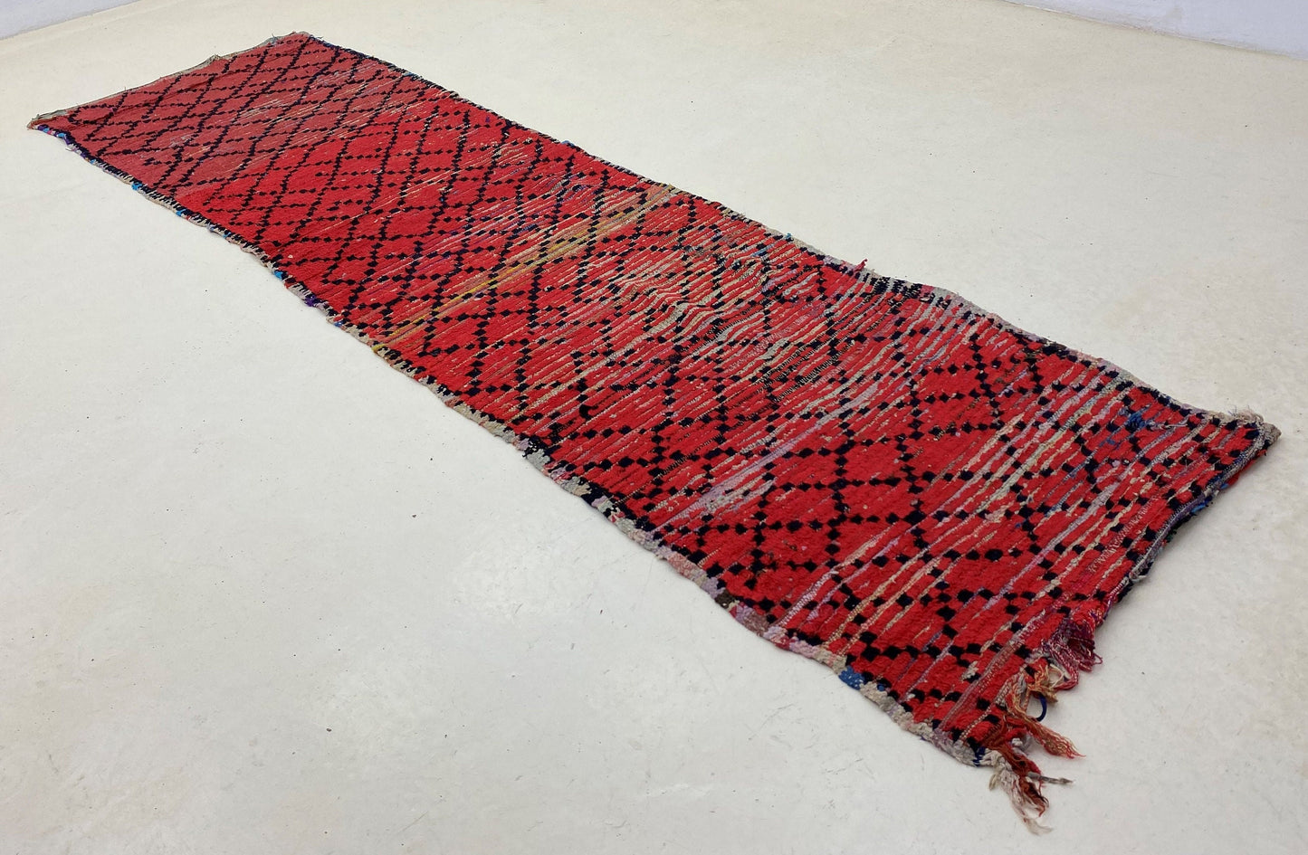 Tapis de couloir berbère marocain rouge 3x9, tapis de couloir à longs losanges.