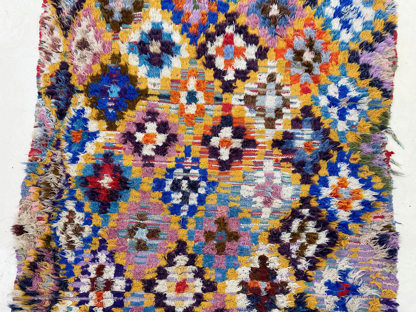 Tapis marocain à carreaux colorés 3x6 pieds.