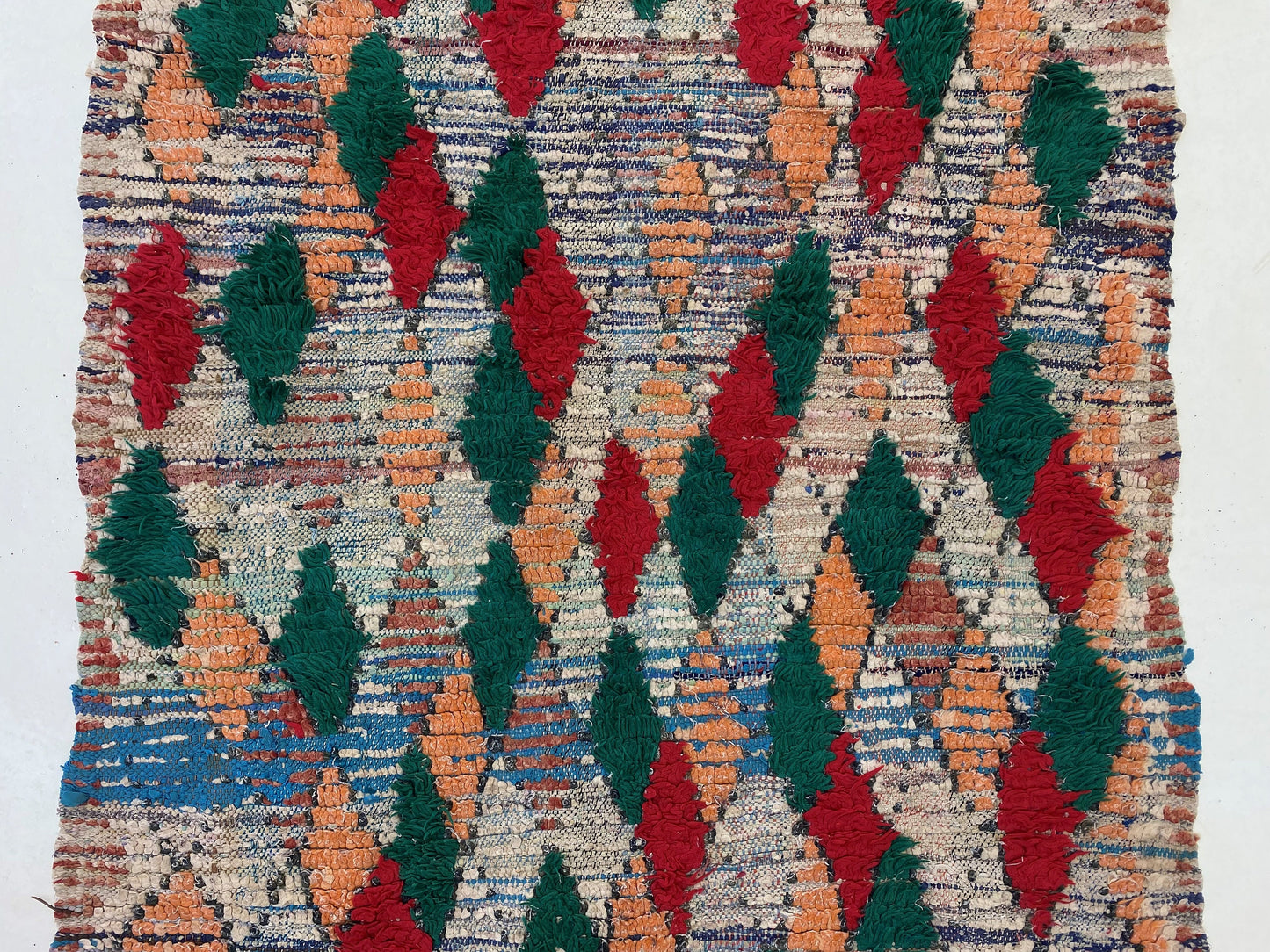 Tapis de couloir marocain vintage à losanges 4x10, motif tribal délavé.