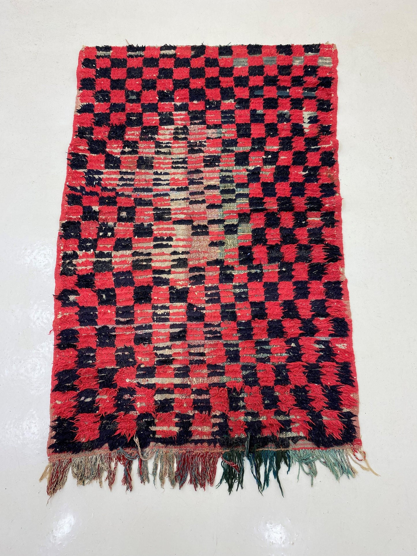 Tapis de couloir à carreaux noir et rouge, tapis marocain vintage 3x6.