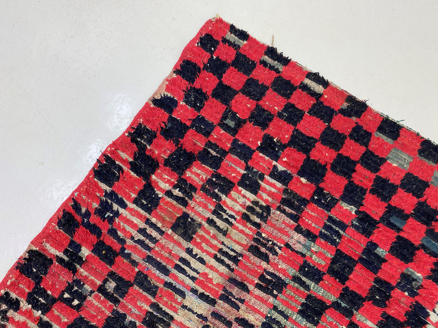 Tapis de couloir à carreaux noir et rouge, tapis marocain vintage 3x6.