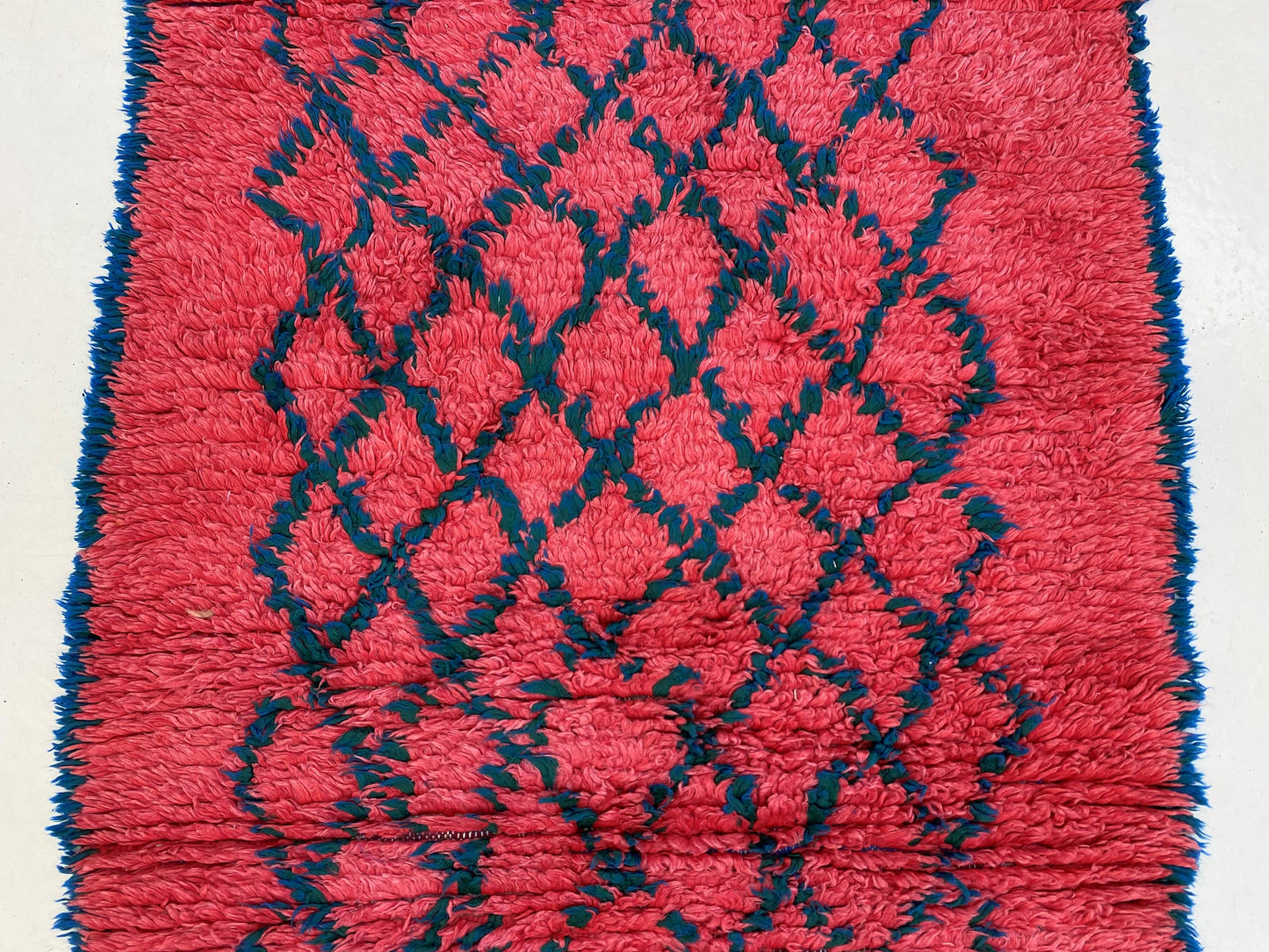 Tapis de couloir marocain à grille noire et rouge 3x9.