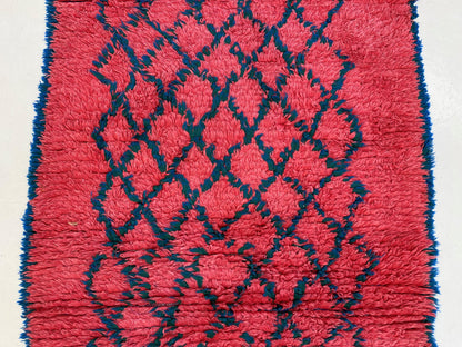 Tapis de couloir marocain à grille noire et rouge 3x9.