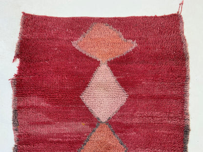 Tapis de couloir marocain rouge rustique, tapis en laine 4x9 avec motif diamant, décoration d'intérieur bohème.