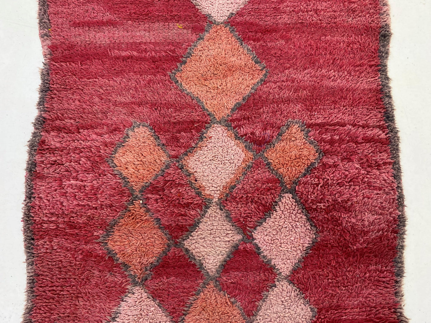 Tapis de couloir marocain rouge rustique, tapis en laine 4x9 avec motif diamant, décoration d'intérieur bohème.