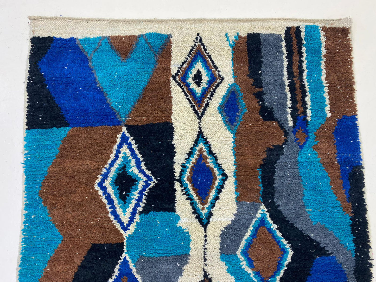 Tapis berbère marocain noué à la main unique en son genre, tapis coloré personnalisé.