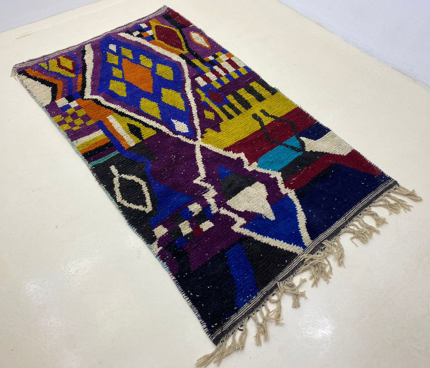 Tapis berbère marocain coloré unique, tapis en laine fait à la main sur mesure.