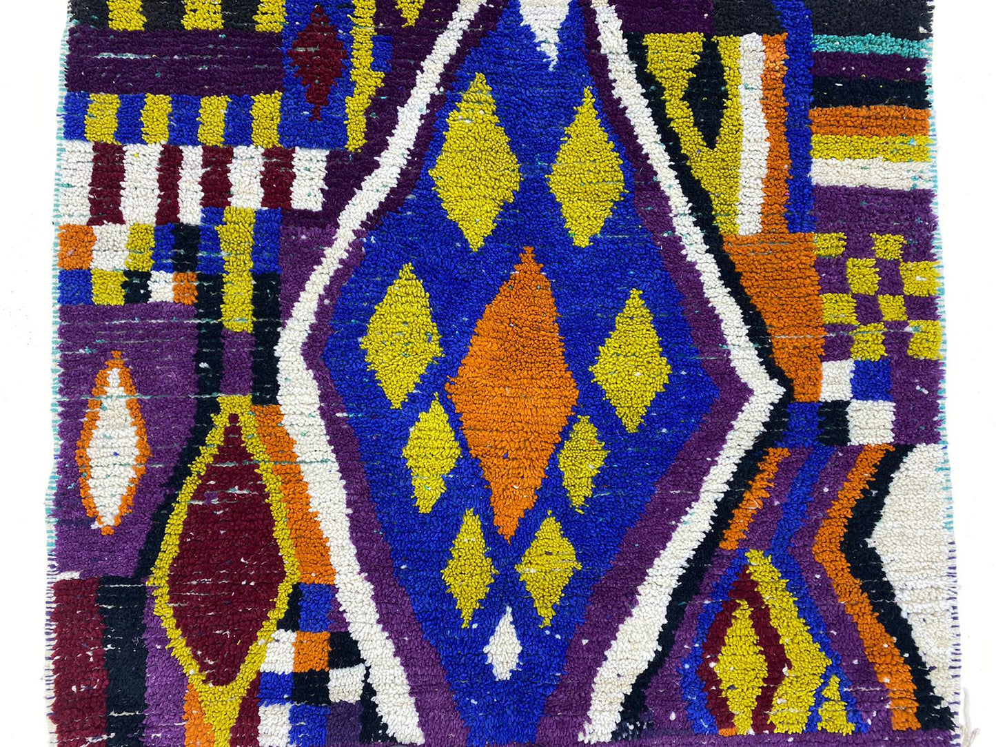 Tapis berbère marocain coloré unique, tapis en laine fait à la main sur mesure.