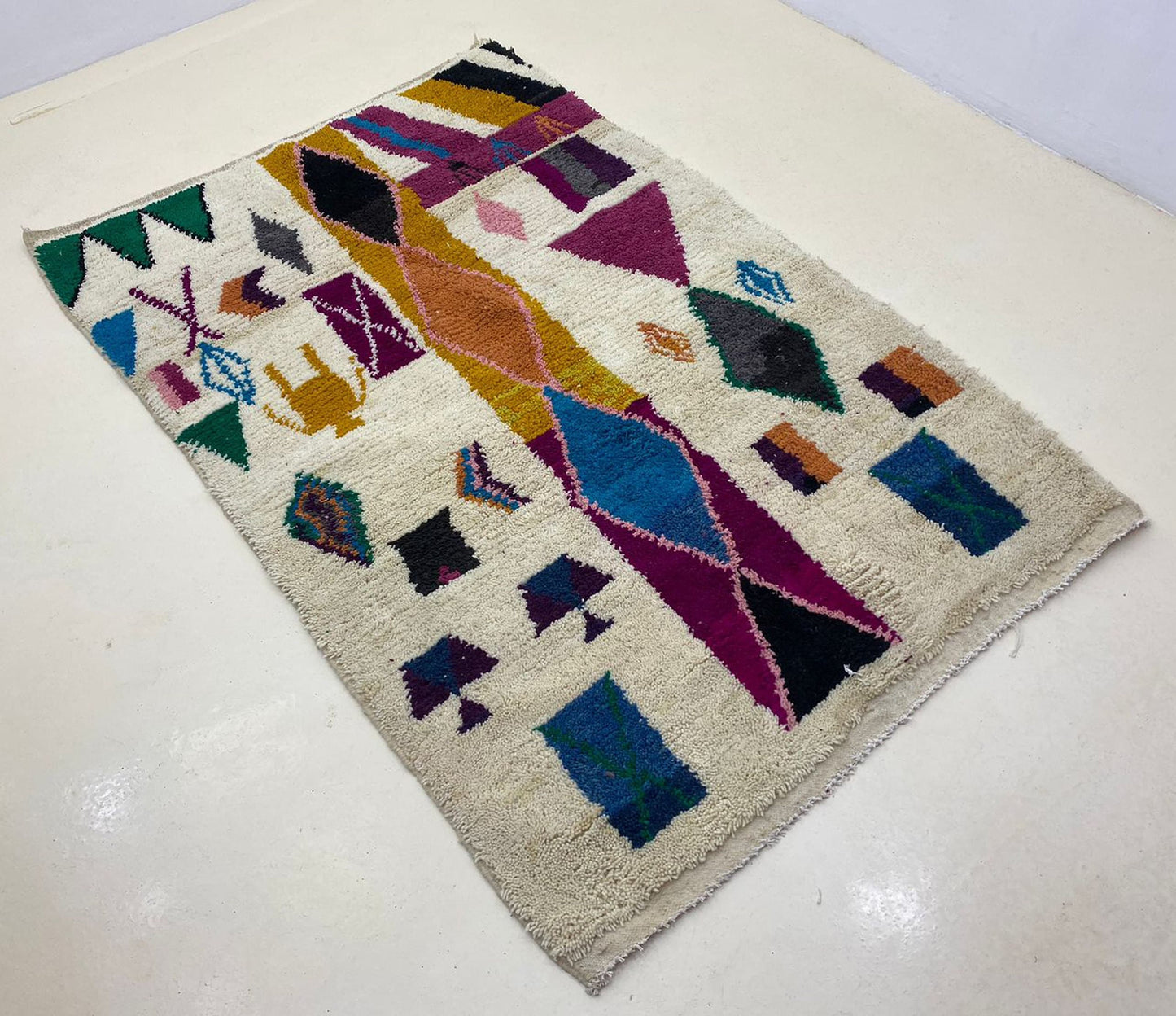 Tapis de salon coloré fait à la main, tapis berbère marocain en laine personnalisé.