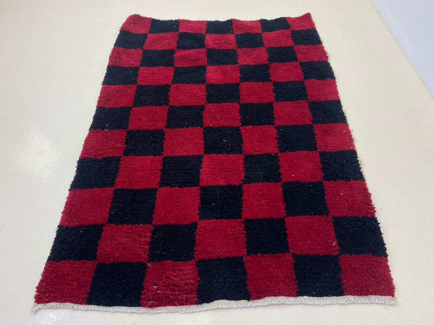 Tapis à carreaux marocain, tapis berbère noir et rouge pour votre maison.