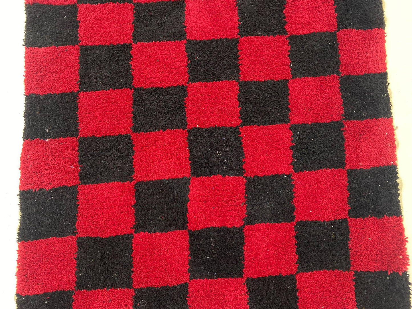 Tapis à carreaux marocain, tapis berbère noir et rouge pour votre maison.