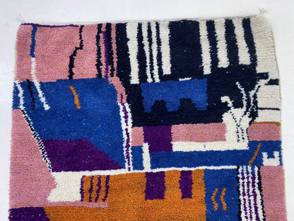 Tapis berbère marocain fait main, tapis coloré et élégant.