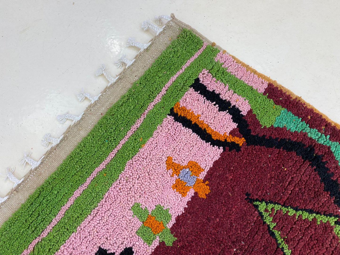 Tapis coloré unique fait à la main, tapis berbère marocain personnalisé.