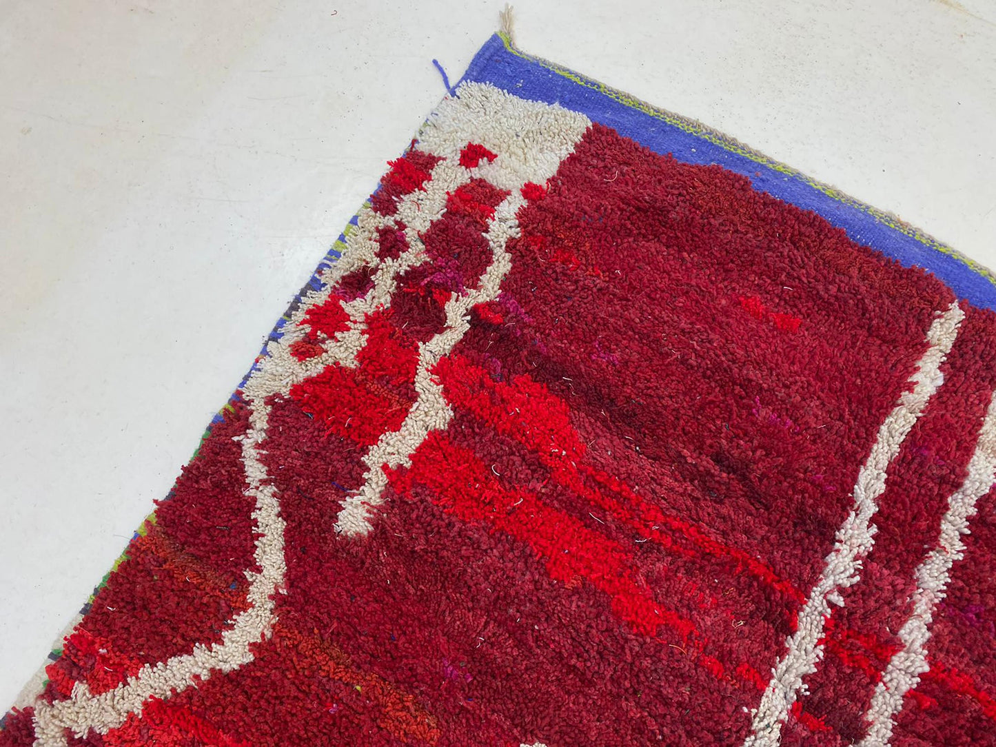 Tapis luxueux en laine fait main, tapis rouge marocain.