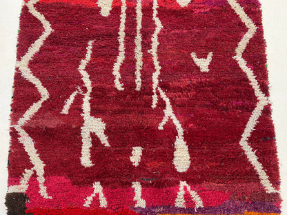 Tapis luxueux en laine fait main, tapis rouge marocain.