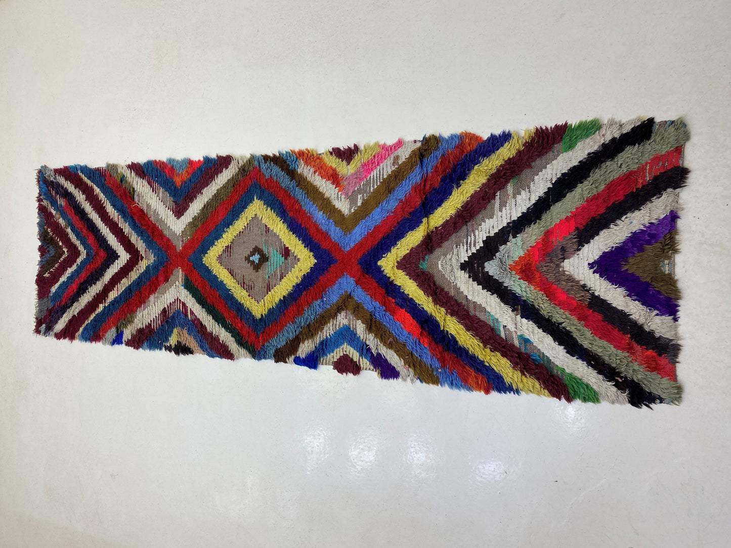 Tapis marocain, tapis vintage géométrique vibrant 3x10, tapis à chevrons unique.