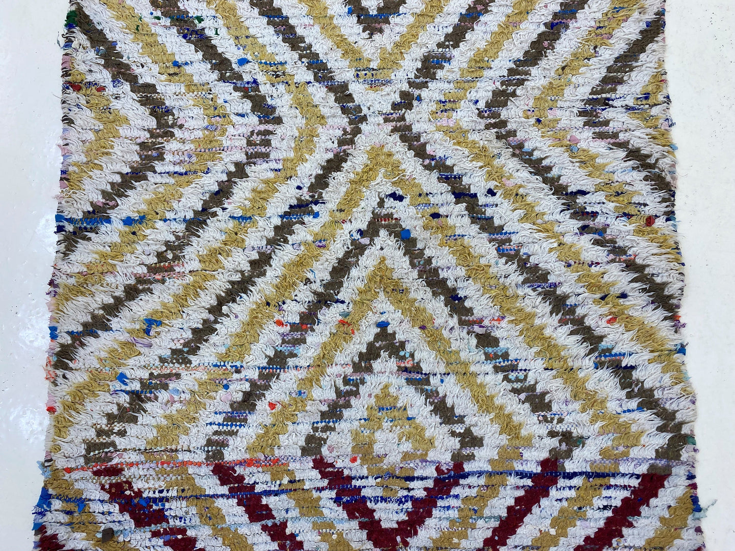 Tapis de couloir marocain vintage élégant à chevrons 3x6.