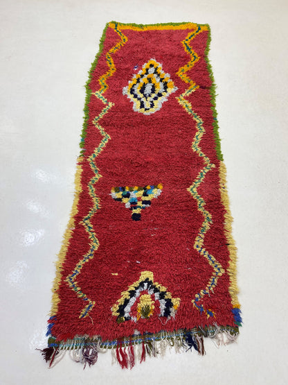 Tapis de couloir marocain rouge étroit 3x8,5 pieds.