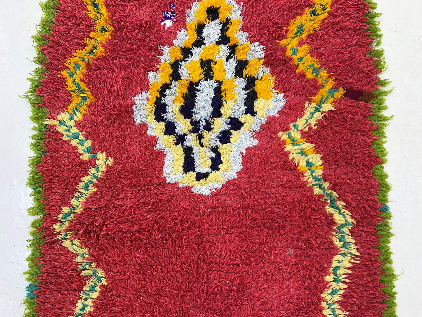 Tapis de couloir marocain rouge étroit 3x8,5 pieds.