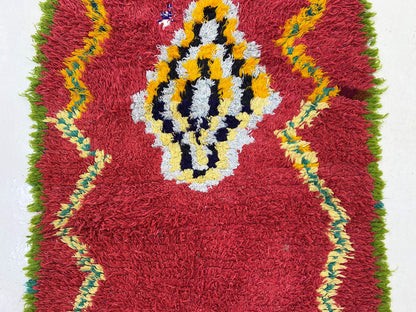 Tapis de couloir marocain rouge étroit 3x8,5 pieds.