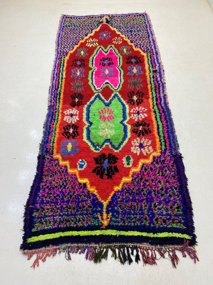 Tapis de couloir marocain vintage unique 4x10, tapis de couloir vibrant et élégant.