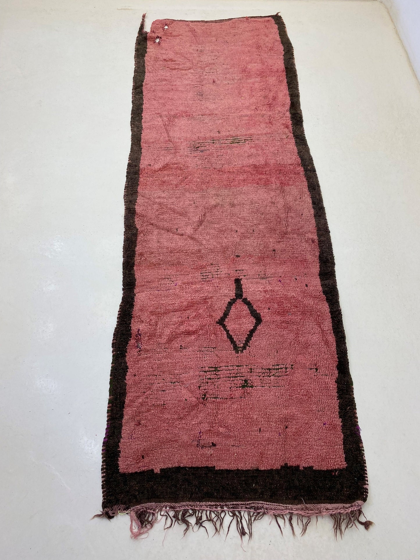 Tapis de couloir marocain étroit 4x10, tapis de couloir rose vintage.