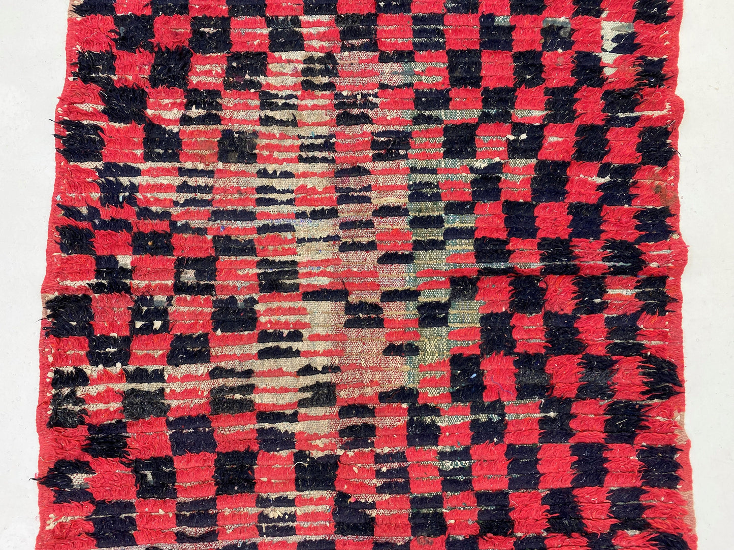 Tapis de couloir à carreaux noir et rouge, tapis marocain vintage 3x6.