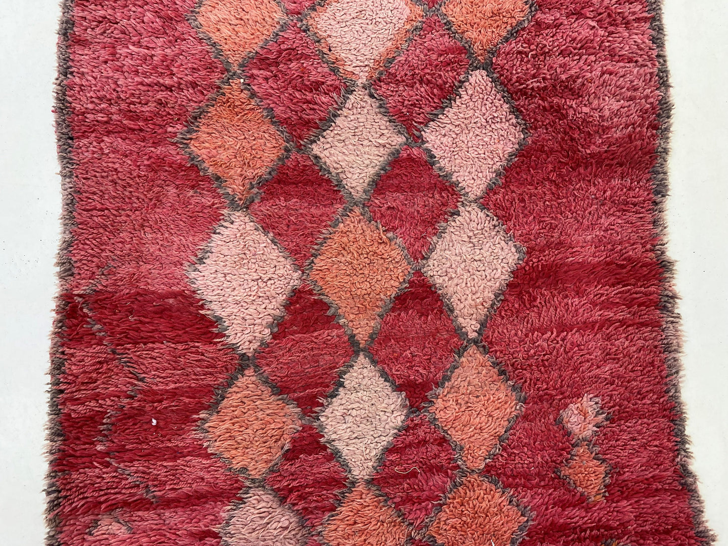 Tapis de couloir marocain rouge rustique, tapis en laine 4x9 avec motif diamant, décoration d'intérieur bohème.