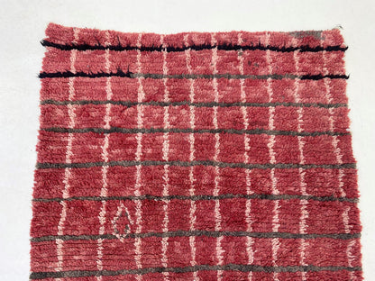 Tapis marocain rouge 4x7, tapis à motif de grille classique.