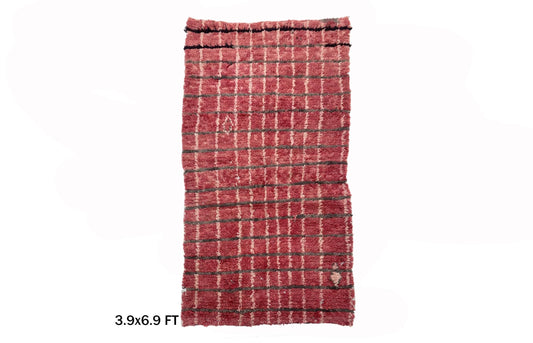 Tapis marocain rouge 4x7, tapis à motif de grille classique.