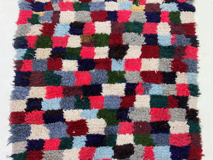 Tapis de couloir marocain coloré 3x7, design à carreaux unique.