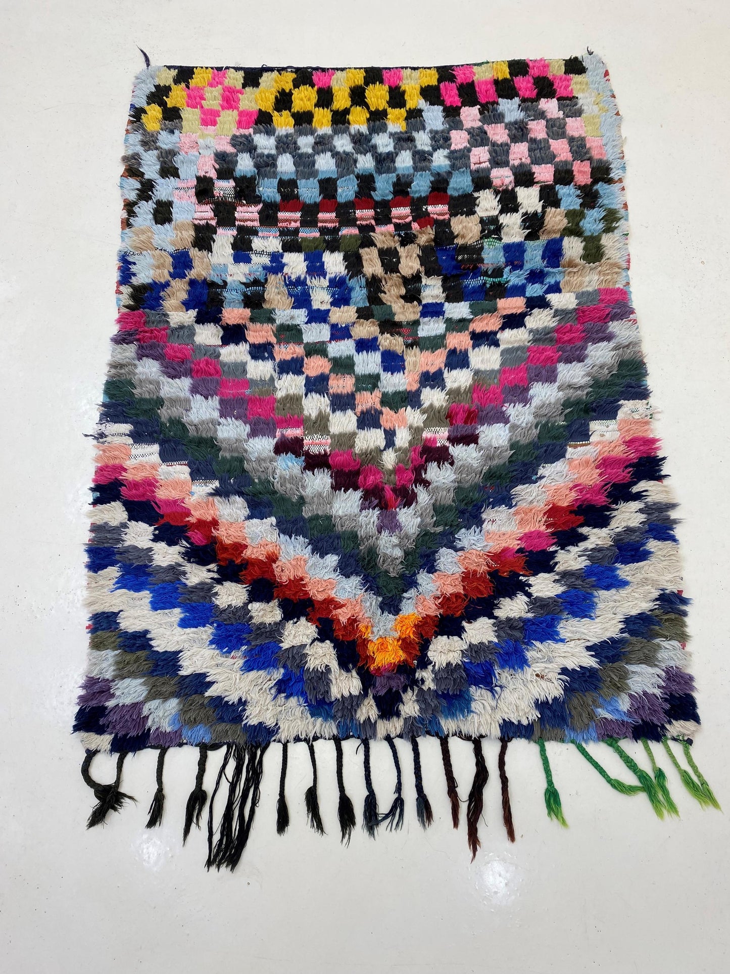 Tapis marocain 4x5 : tapis à carreaux colorés.