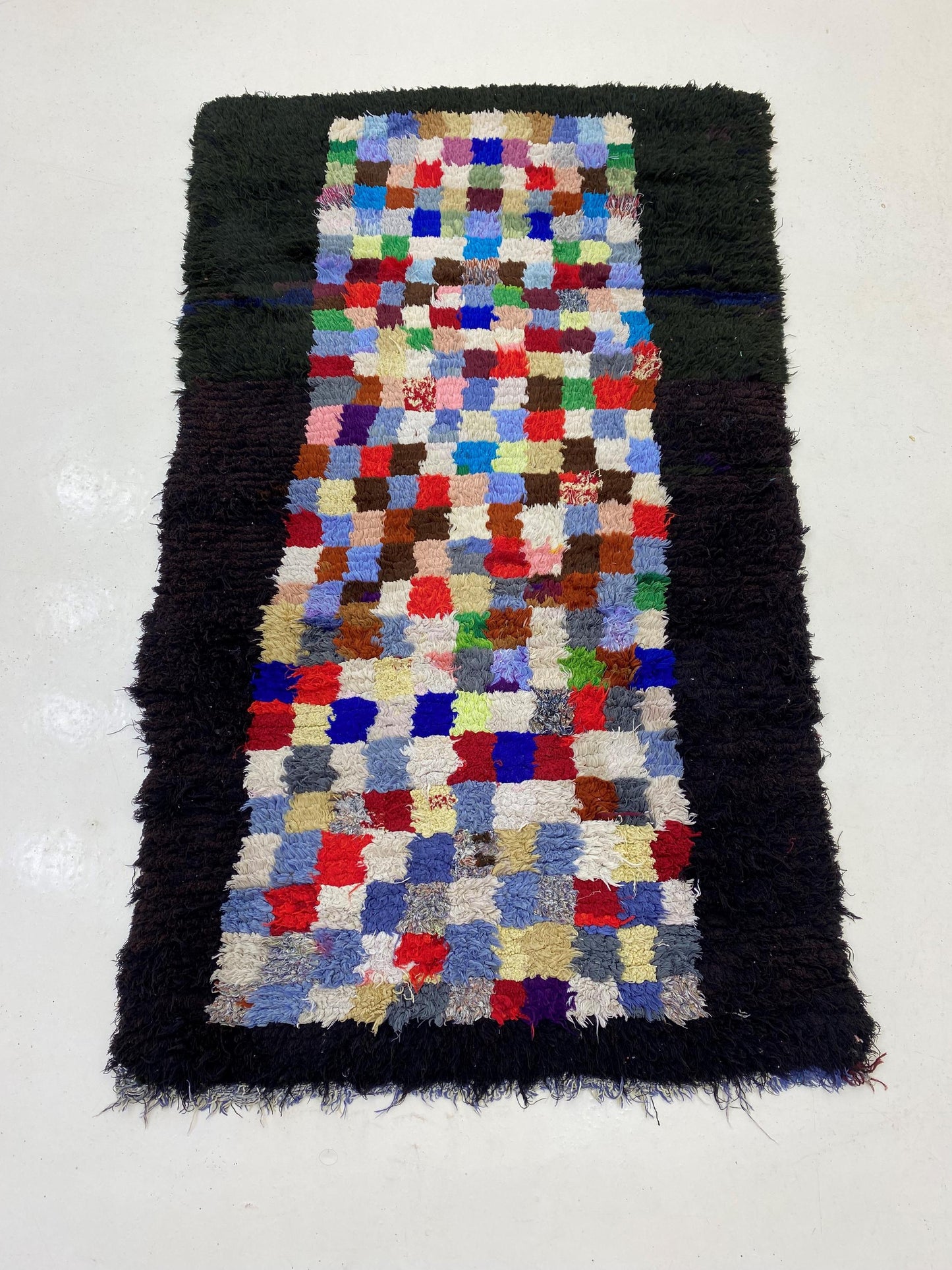 Petit tapis marocain 3x6 : tapis à carreaux colorés.