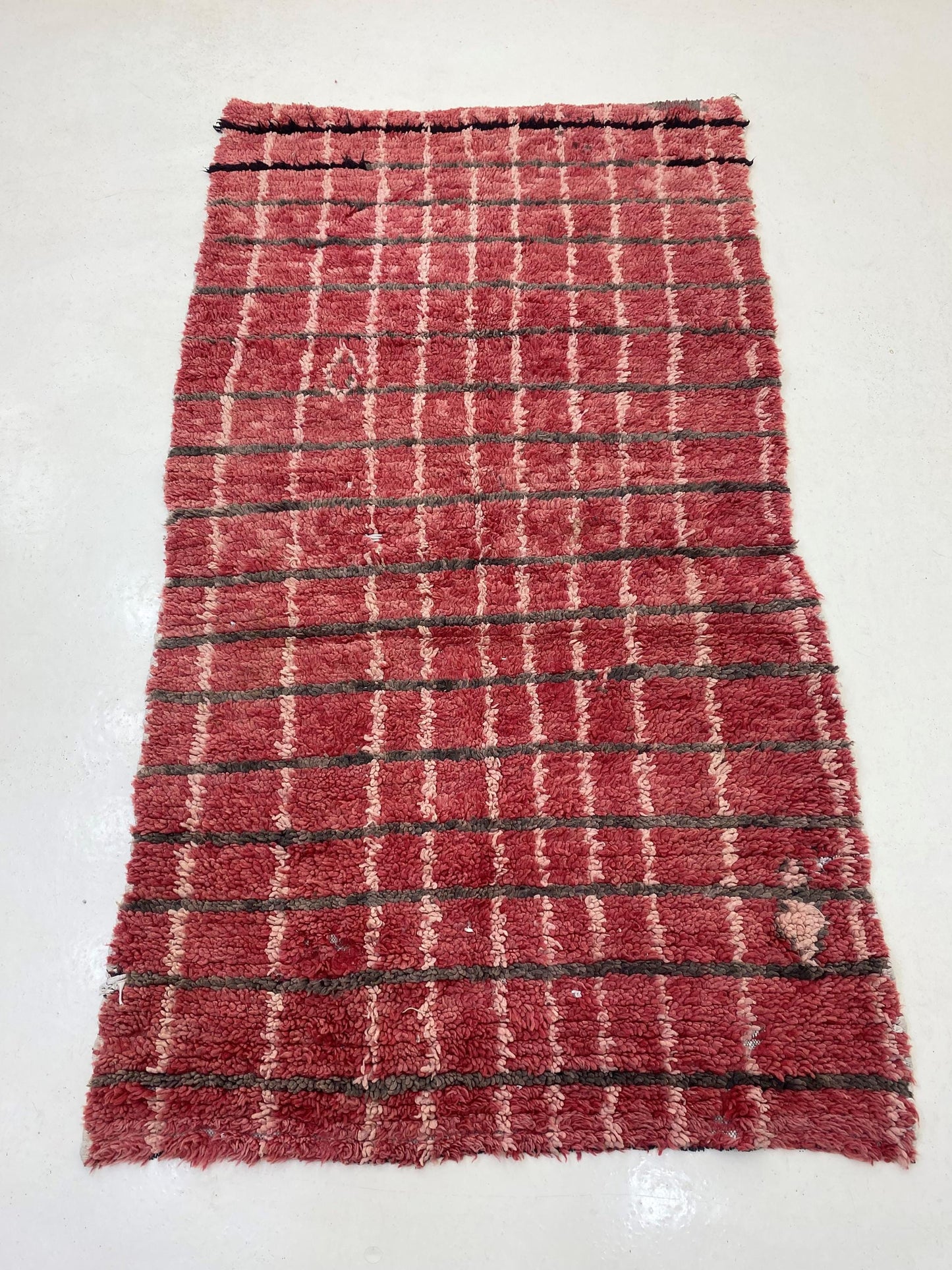 Tapis marocain rouge 4x7, tapis à motif de grille classique.