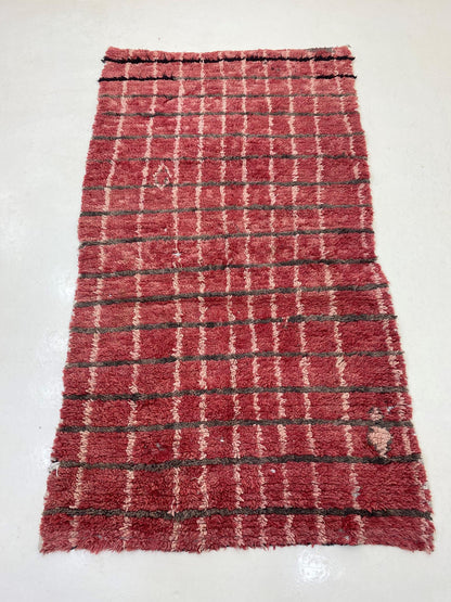 Tapis marocain rouge 4x7, tapis à motif de grille classique.